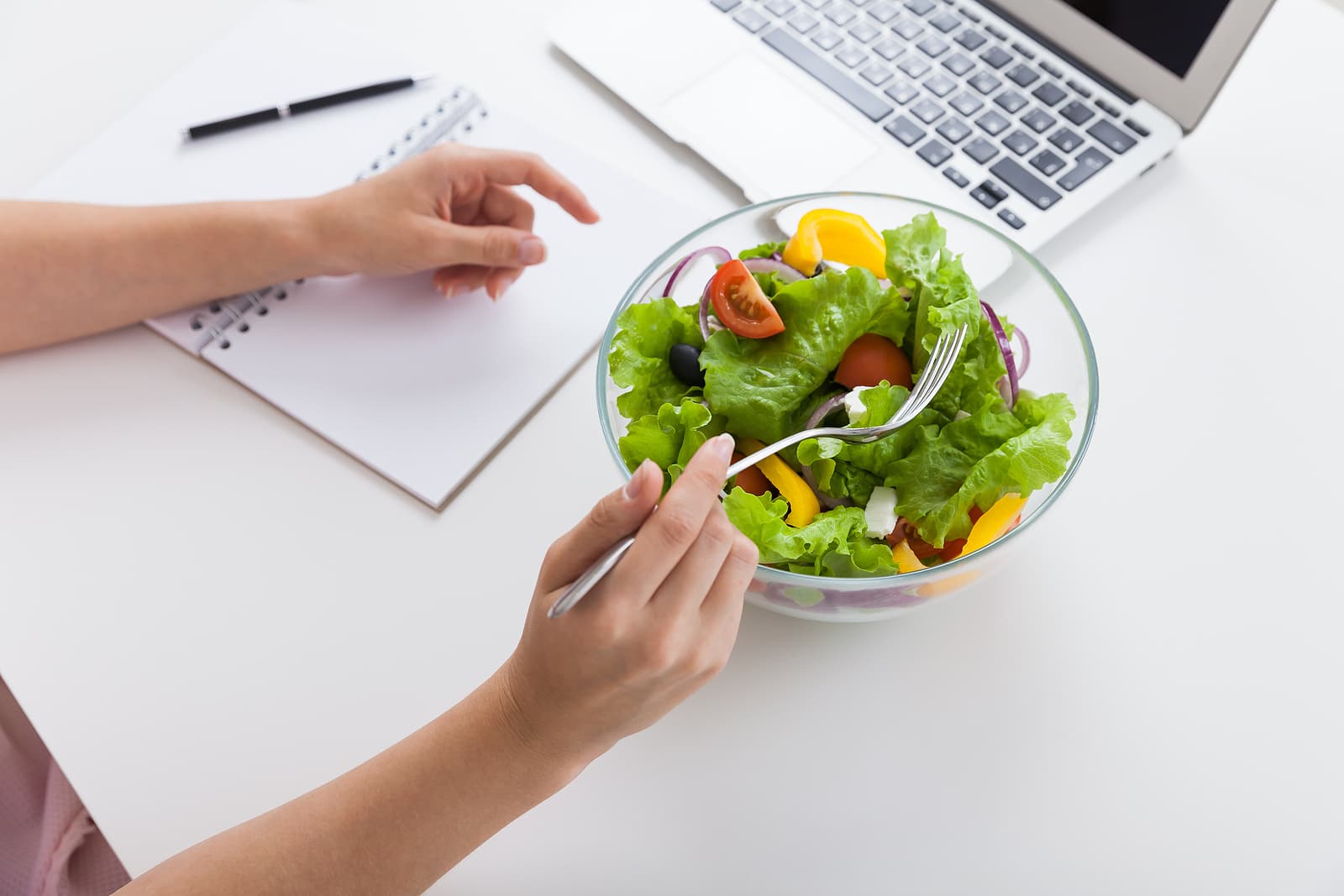 meal replacement shakes - Woman eating her salad during lunch break